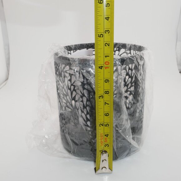 Himalayan Salt Crystal Lamp With Black Metal Holder - Picture 5 of 6